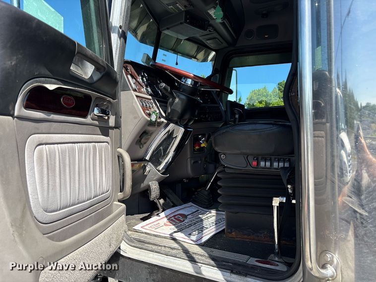 image for item DM1962 2015 Peterbilt 389 semi truck