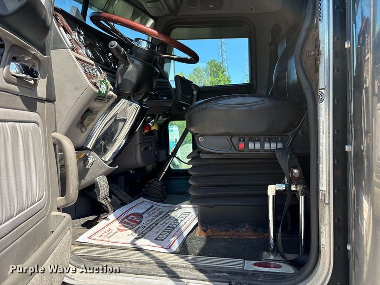 image for item DM1962 2015 Peterbilt 389 semi truck