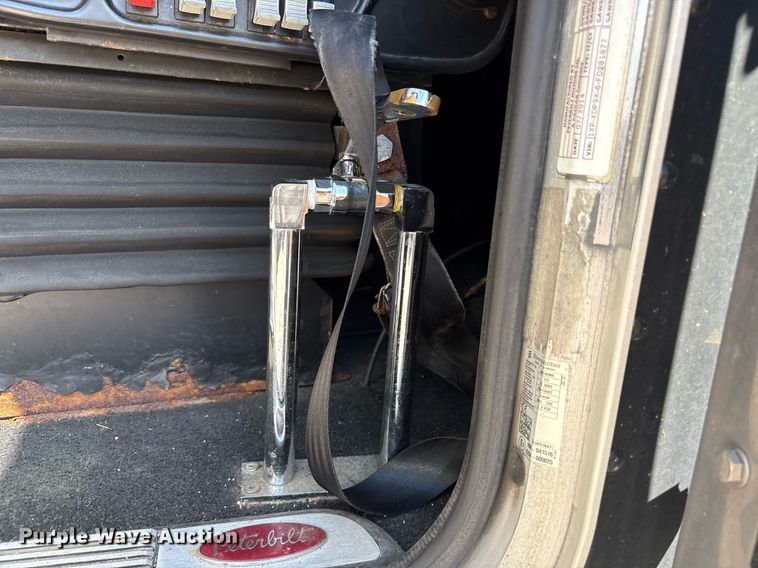 image for item DM1962 2015 Peterbilt 389 semi truck