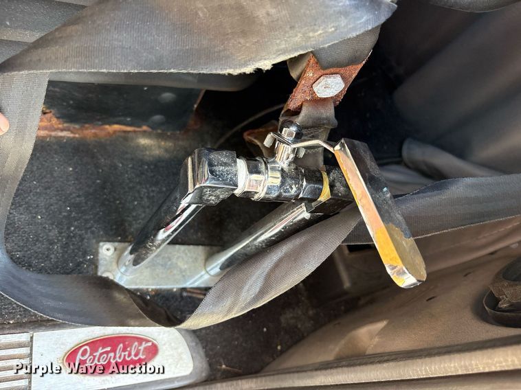 image for item DM1962 2015 Peterbilt 389 semi truck