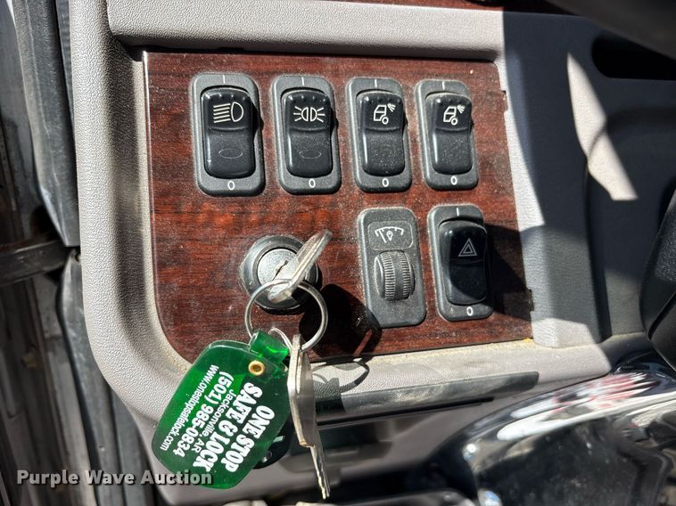 image for item DM1962 2015 Peterbilt 389 semi truck