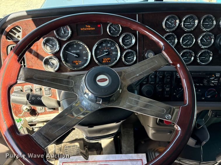 image for item DM1962 2015 Peterbilt 389 semi truck