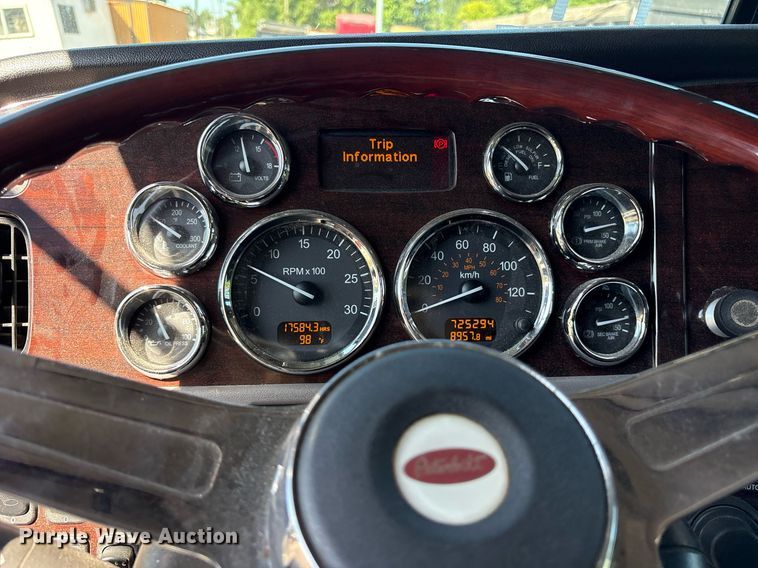 image for item DM1962 2015 Peterbilt 389 semi truck