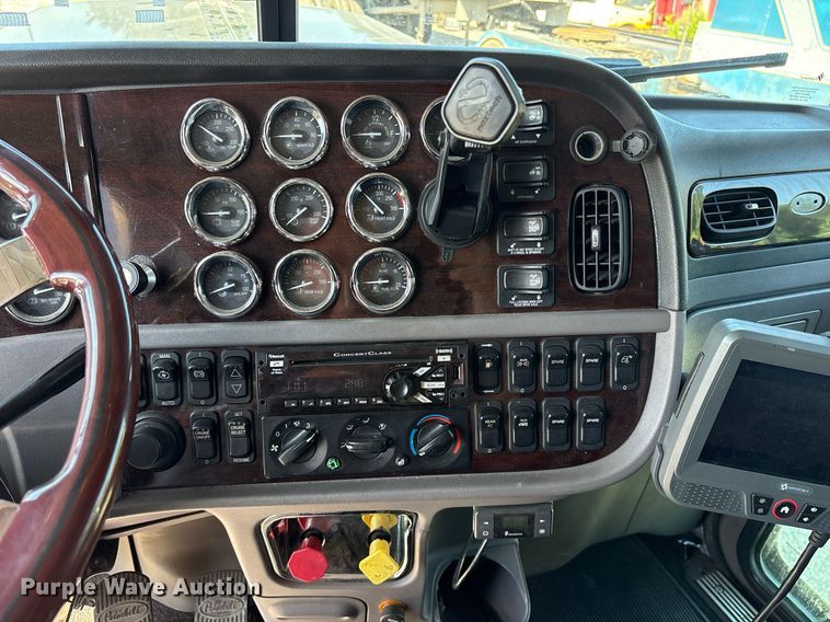 image for item DM1962 2015 Peterbilt 389 semi truck