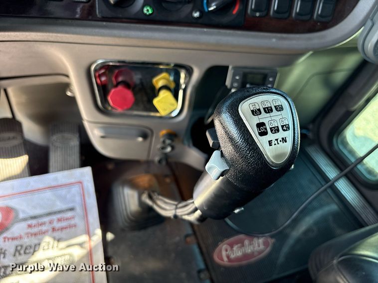 image for item DM1962 2015 Peterbilt 389 semi truck