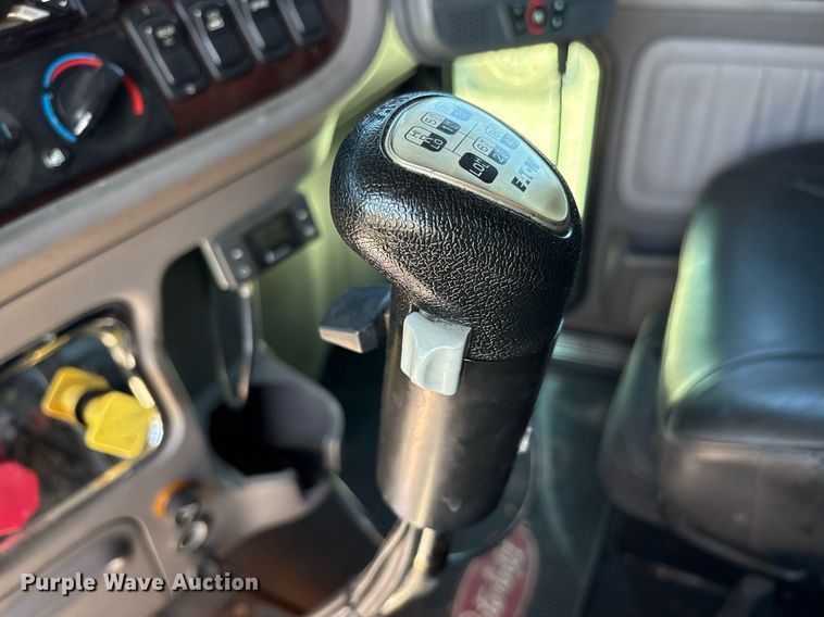 image for item DM1962 2015 Peterbilt 389 semi truck