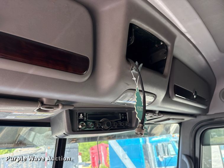 image for item DM1962 2015 Peterbilt 389 semi truck