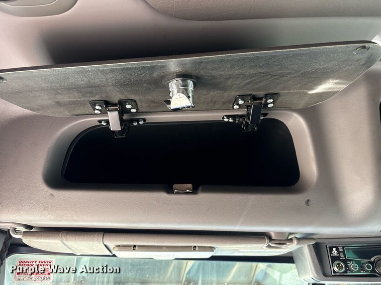 image for item DM1962 2015 Peterbilt 389 semi truck