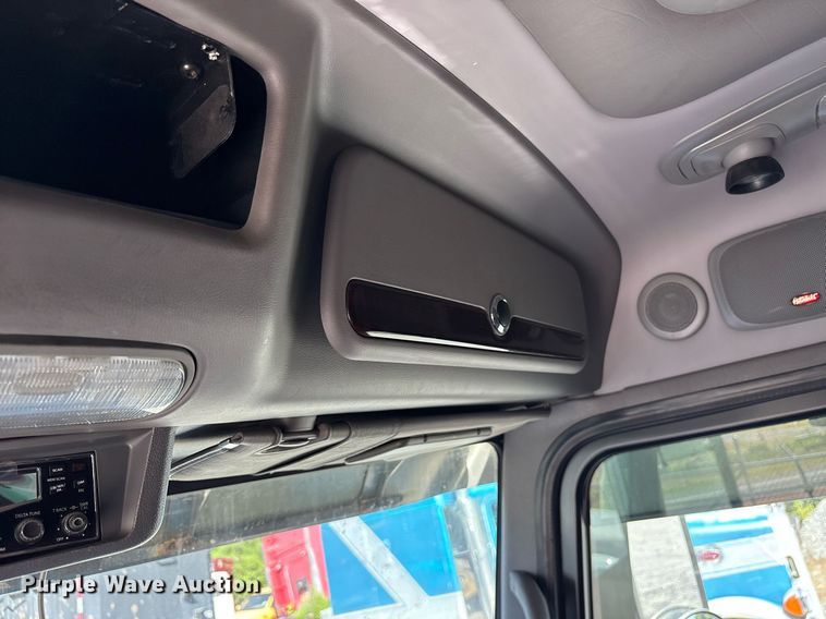 image for item DM1962 2015 Peterbilt 389 semi truck