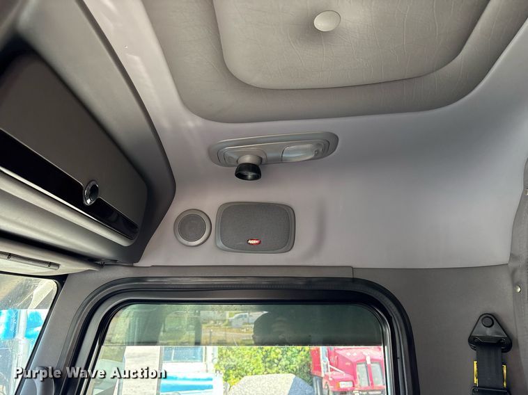 image for item DM1962 2015 Peterbilt 389 semi truck