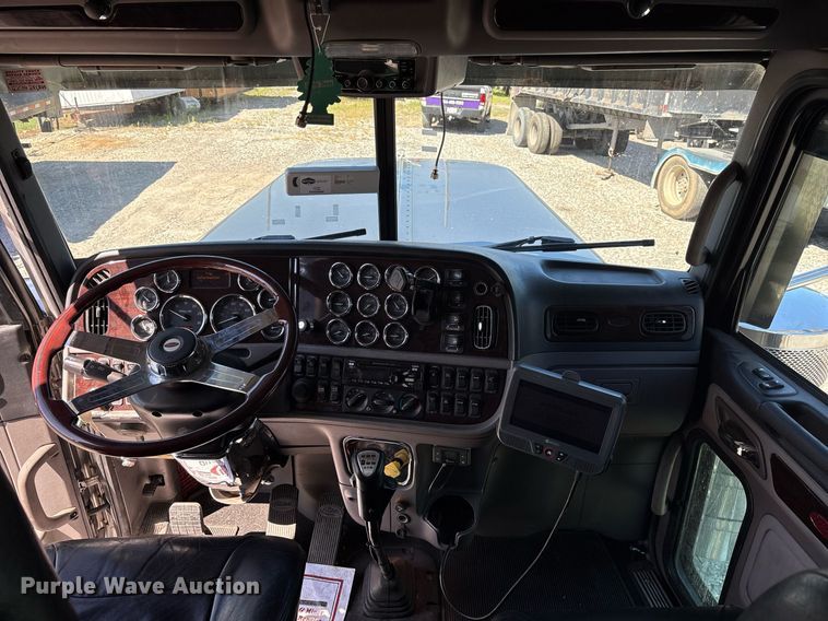 image for item DM1962 2015 Peterbilt 389 semi truck