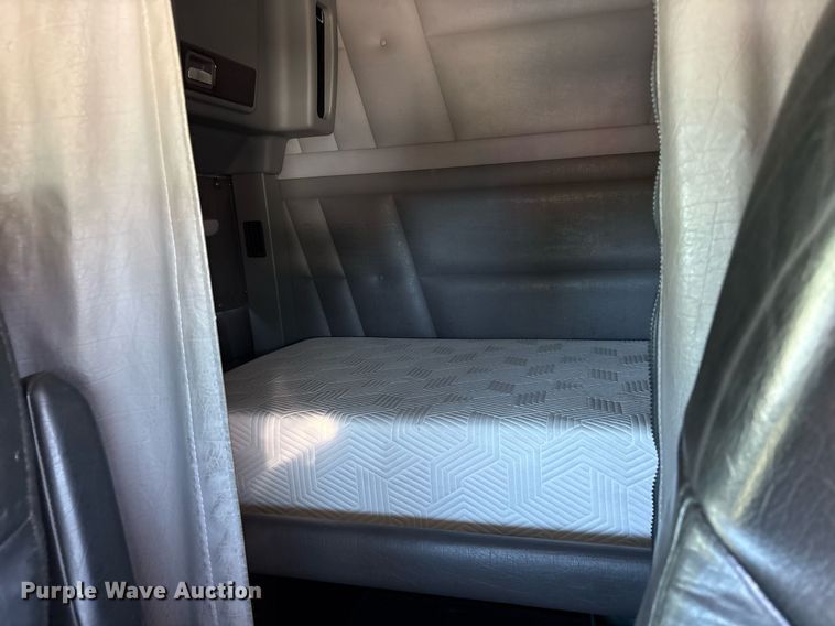 image for item DM1962 2015 Peterbilt 389 semi truck