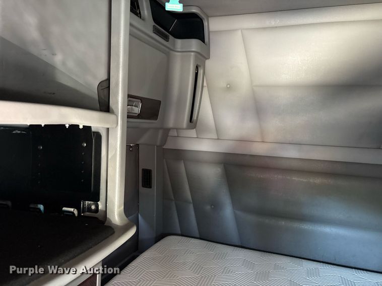 image for item DM1962 2015 Peterbilt 389 semi truck