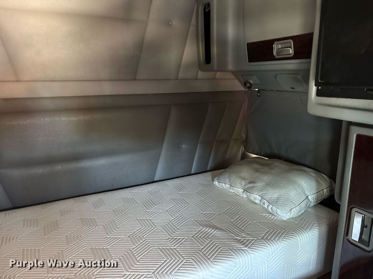 image for item DM1962 2015 Peterbilt 389 semi truck