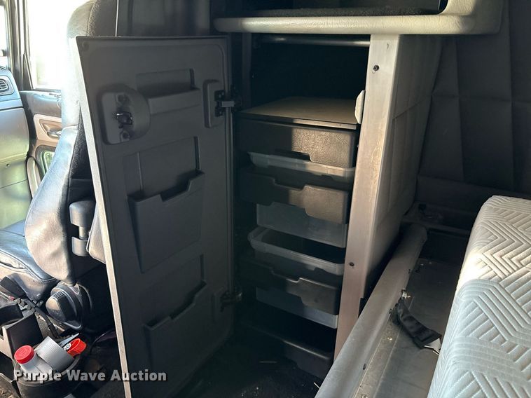 image for item DM1962 2015 Peterbilt 389 semi truck