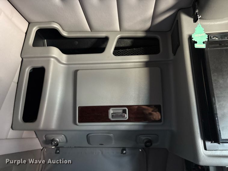 image for item DM1962 2015 Peterbilt 389 semi truck