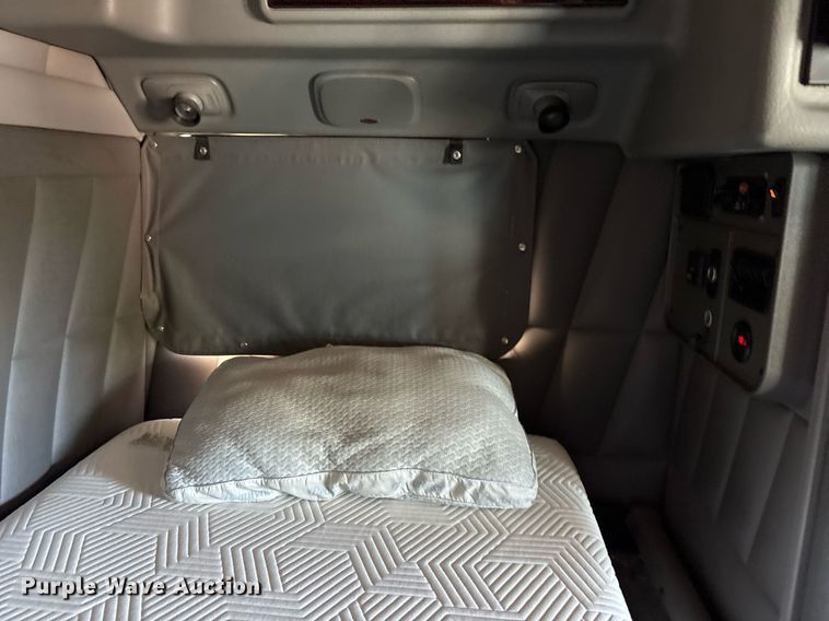 image for item DM1962 2015 Peterbilt 389 semi truck