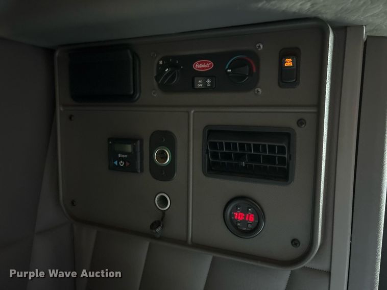 image for item DM1962 2015 Peterbilt 389 semi truck