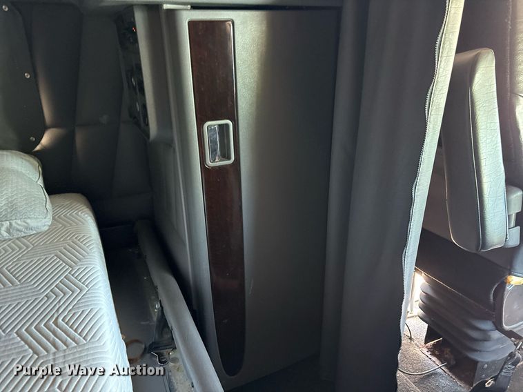 image for item DM1962 2015 Peterbilt 389 semi truck