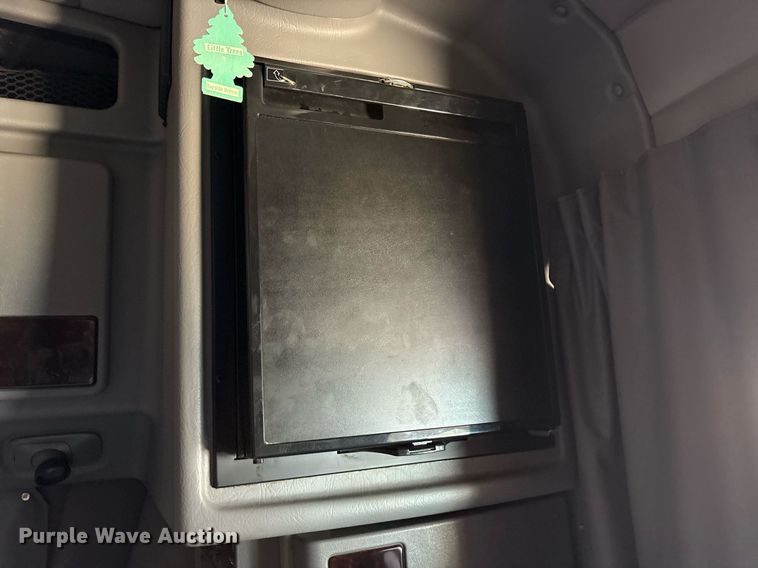 image for item DM1962 2015 Peterbilt 389 semi truck