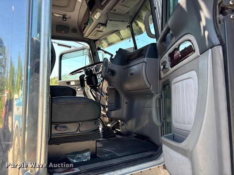 image for item DM1962 2015 Peterbilt 389 semi truck