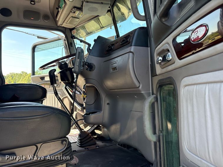 image for item DM1962 2015 Peterbilt 389 semi truck