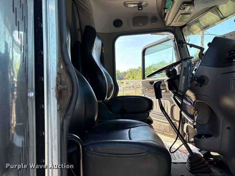 image for item DM1962 2015 Peterbilt 389 semi truck