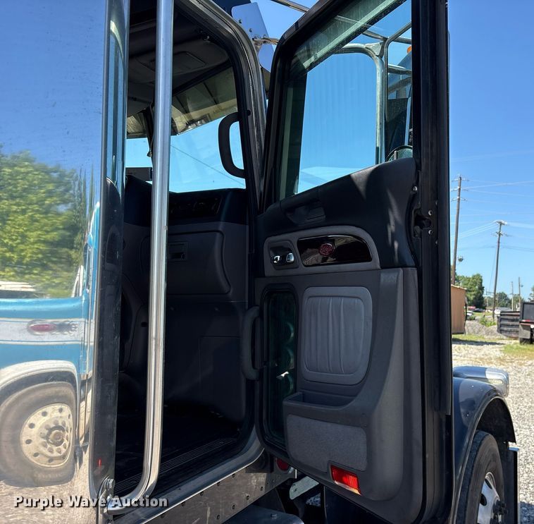 image for item DM1962 2015 Peterbilt 389 semi truck