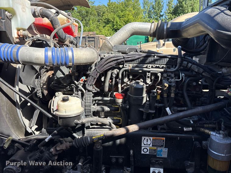 image for item DM1962 2015 Peterbilt 389 semi truck