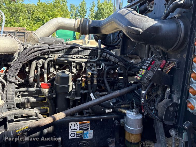 image for item DM1962 2015 Peterbilt 389 semi truck