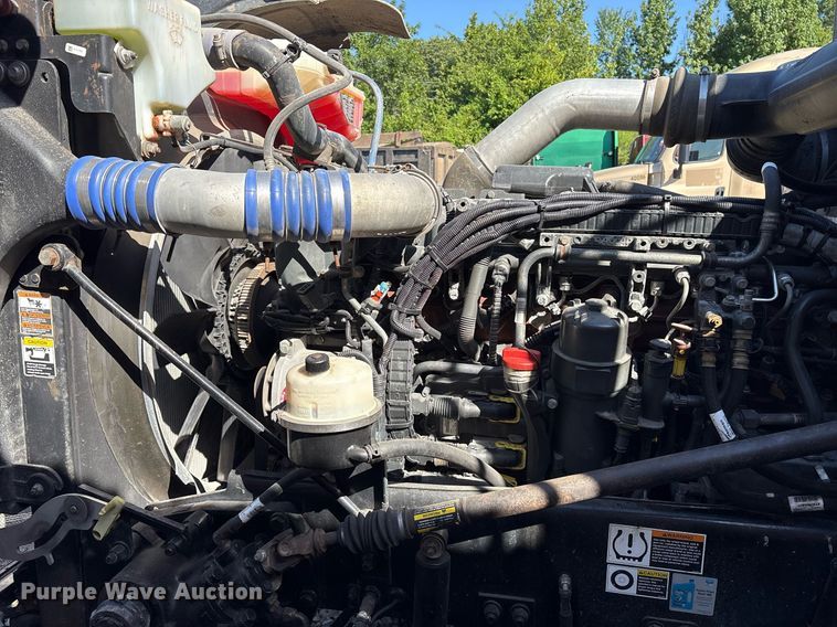 image for item DM1962 2015 Peterbilt 389 semi truck