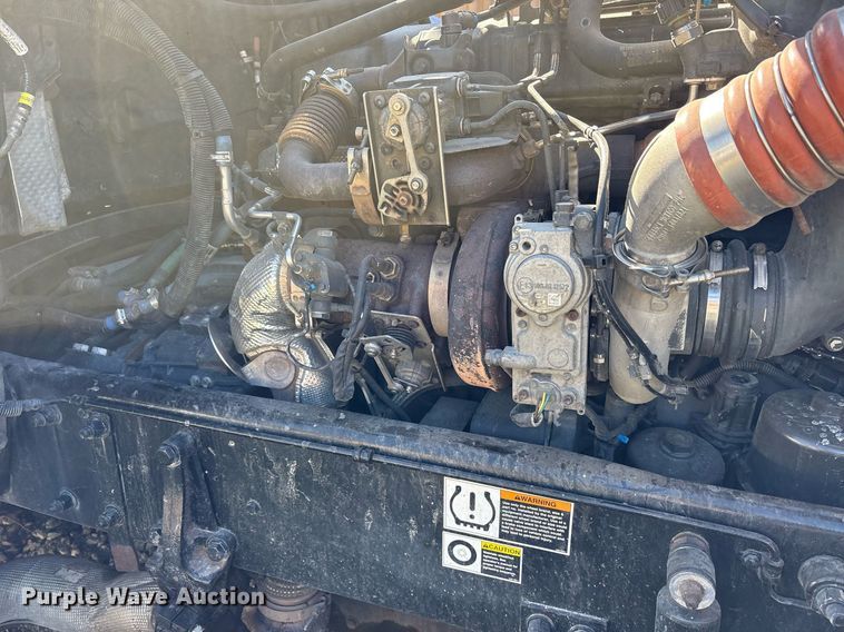 image for item DM1962 2015 Peterbilt 389 semi truck