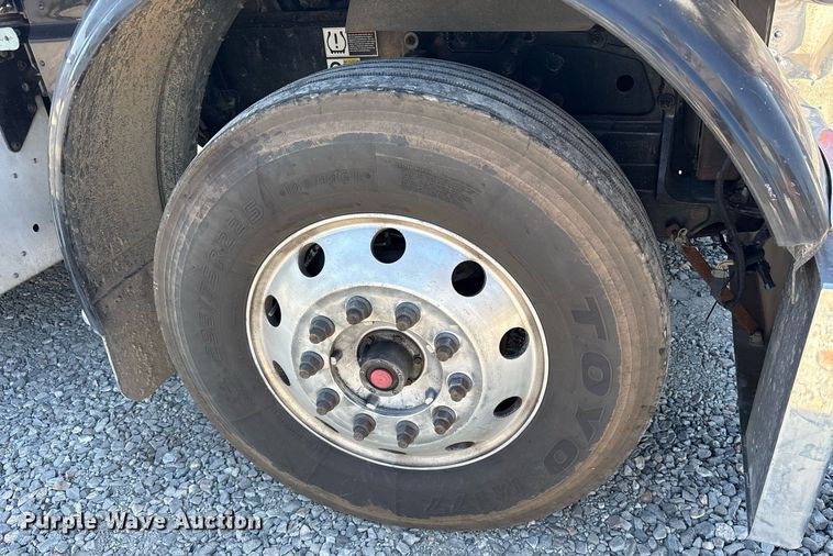 image for item DM1962 2015 Peterbilt 389 semi truck