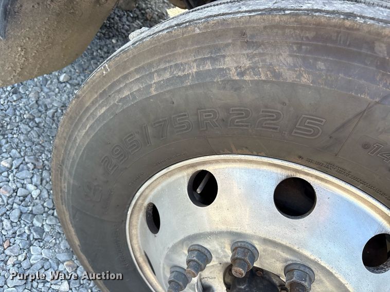 image for item DM1962 2015 Peterbilt 389 semi truck