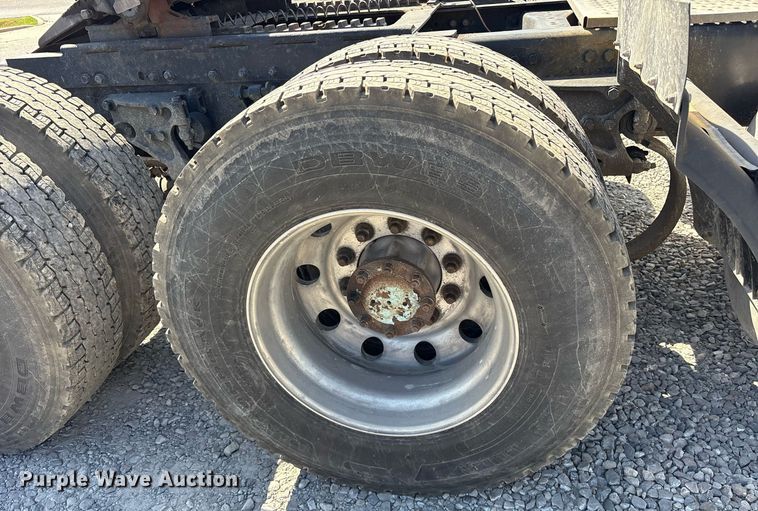 image for item DM1962 2015 Peterbilt 389 semi truck