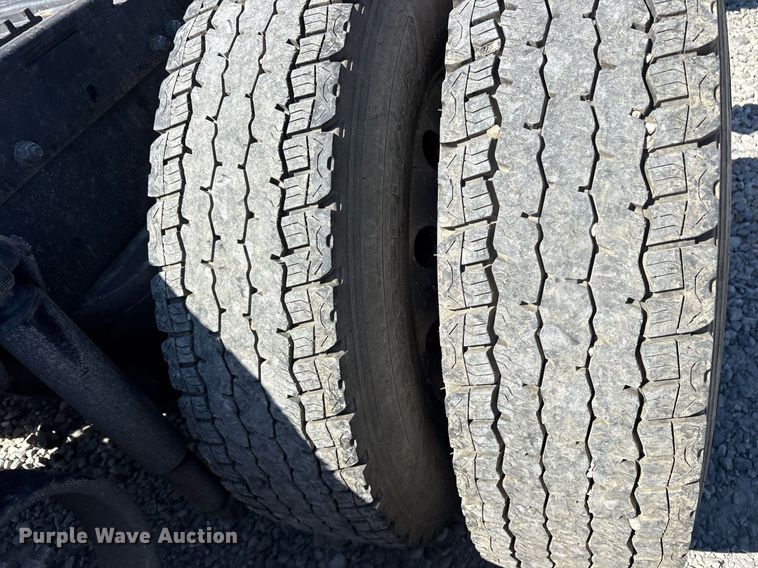 image for item DM1962 2015 Peterbilt 389 semi truck