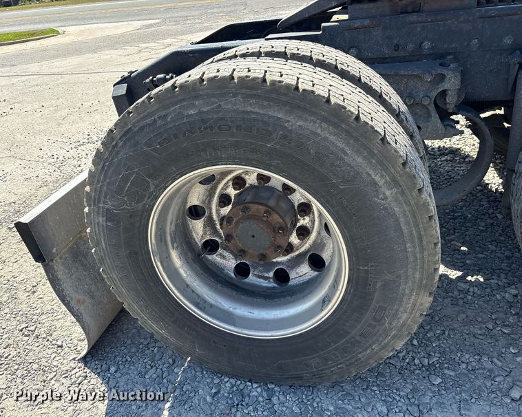 image for item DM1962 2015 Peterbilt 389 semi truck