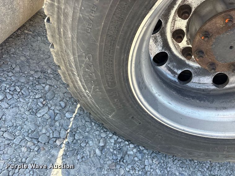 image for item DM1962 2015 Peterbilt 389 semi truck