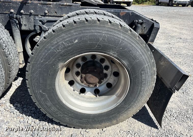 image for item DM1962 2015 Peterbilt 389 semi truck