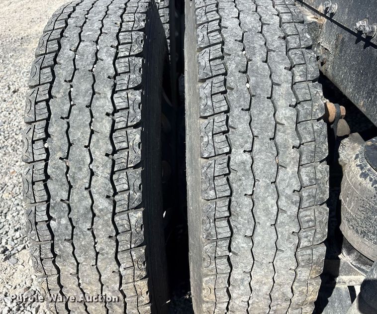 image for item DM1962 2015 Peterbilt 389 semi truck