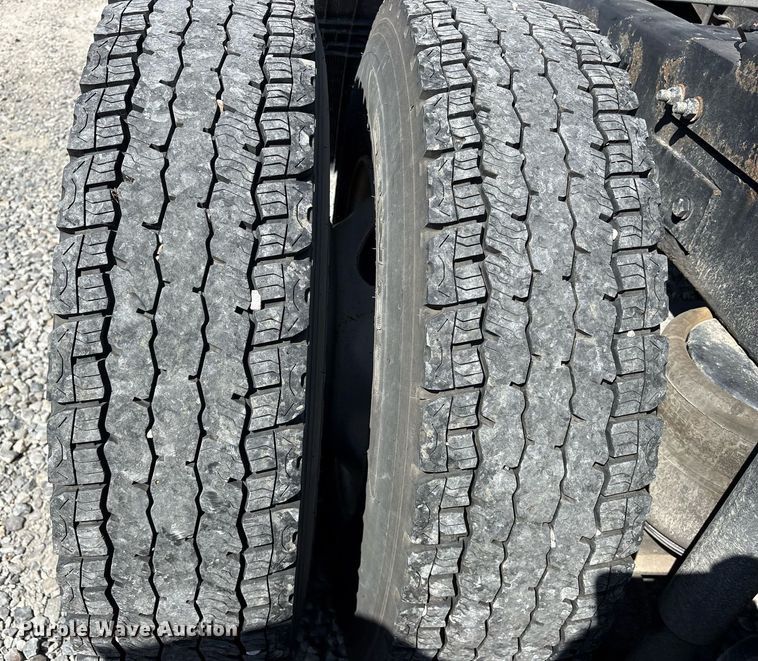 image for item DM1962 2015 Peterbilt 389 semi truck