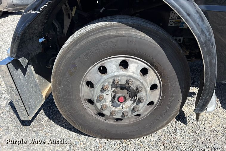 image for item DM1962 2015 Peterbilt 389 semi truck