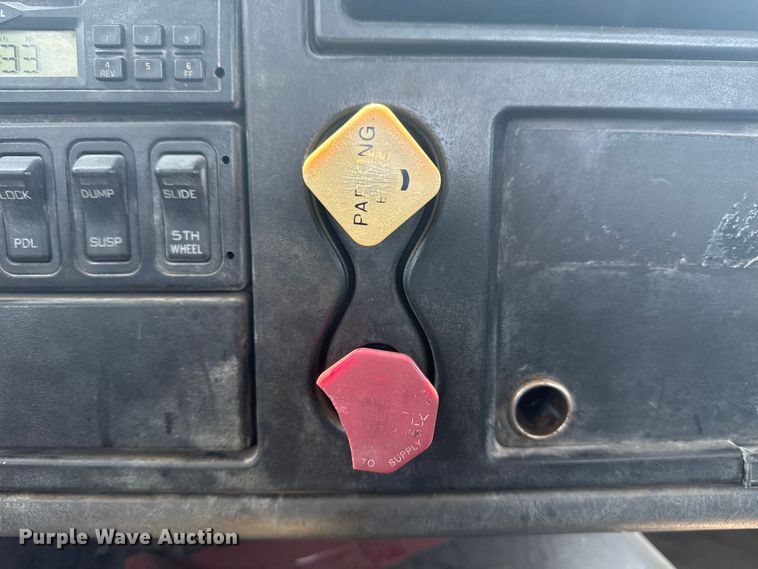 image for item DS3872 2006 International 8600 semi truck