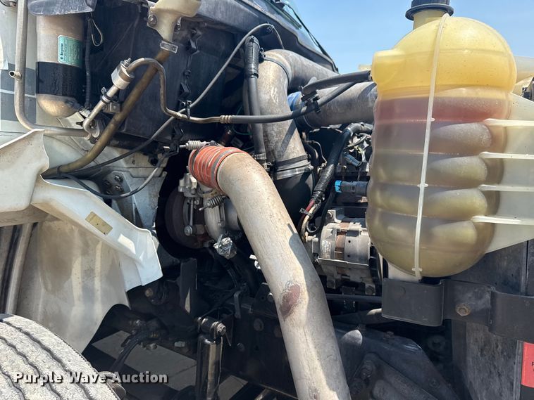 image for item DS3872 2006 International 8600 semi truck