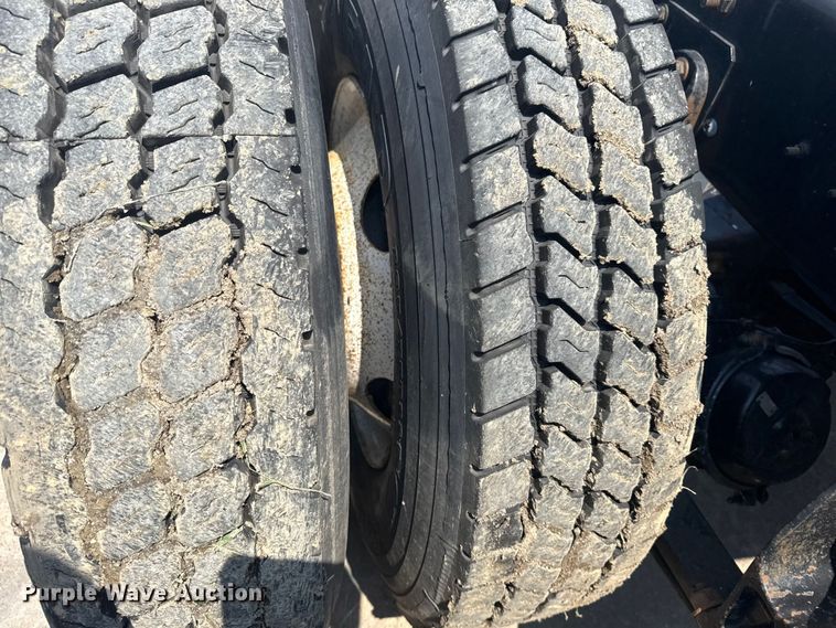 image for item DS3872 2006 International 8600 semi truck