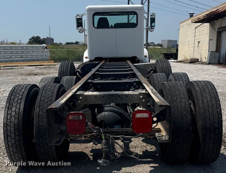 image for item DS3874 2019 Peterbilt 348 truck cab and chassis