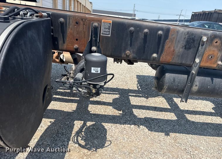 image for item DS3874 2019 Peterbilt 348 truck cab and chassis