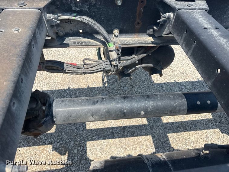 image for item DS3874 2019 Peterbilt 348 truck cab and chassis