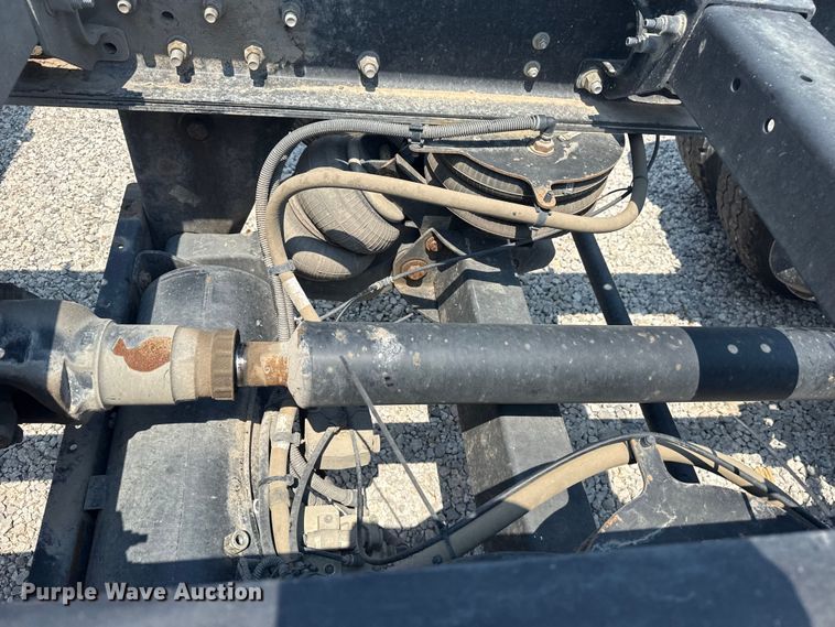 image for item DS3874 2019 Peterbilt 348 truck cab and chassis