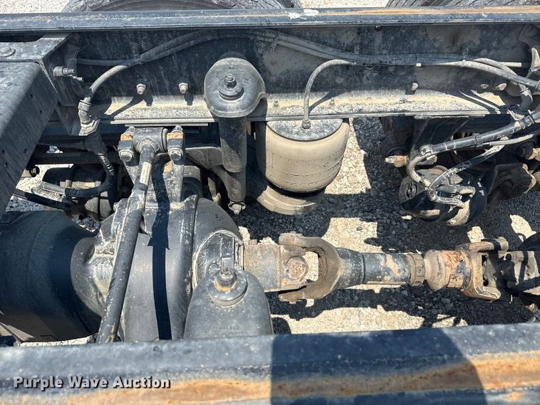 image for item DS3874 2019 Peterbilt 348 truck cab and chassis